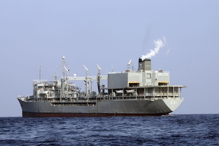 Foto tak bertanggal yang disediakan oleh militer Iran memperlihatkan kapal tanker Kharg sedang berlayar. Kapal ini terbakar lalu tenggelam di Teluk Oman pada Rabu (2/6/2021).