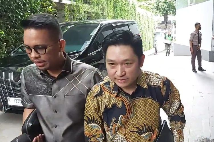 Kuasa hukum Mario Dandy Satrio, Dolfie Rompas, saat mengunjungi rumah sakit Mayapada, Senin (27/2/2023) 