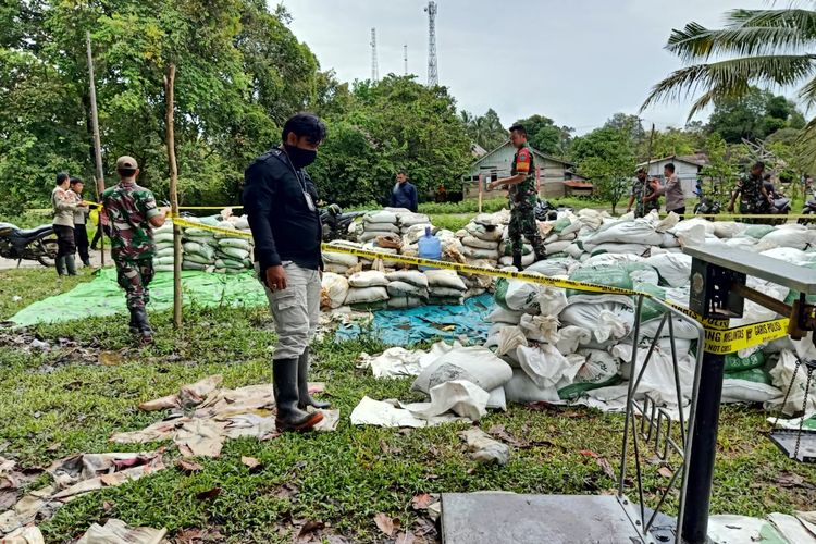 Sebuah lokasi tempat penimbunan sebanyak 61 ton zirkon ilegal di Desa Nanga Jetak, Kecamatan Dedai, Kabupaten Sintang, Kalimantan Barat (Kalbar) digerebek polisi. Dalam pengungkapan tersebut, selain mengamankan barang bukti zirkon, polisi juga menangkap seorang pria berinisial SH yang diduga sebagai pengepul. 