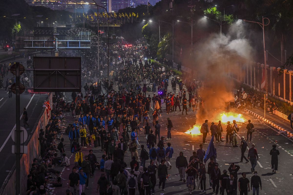 Serba-Serbi Demo Penolakan Revisi UU PIlkada Di Gedung DPR RI