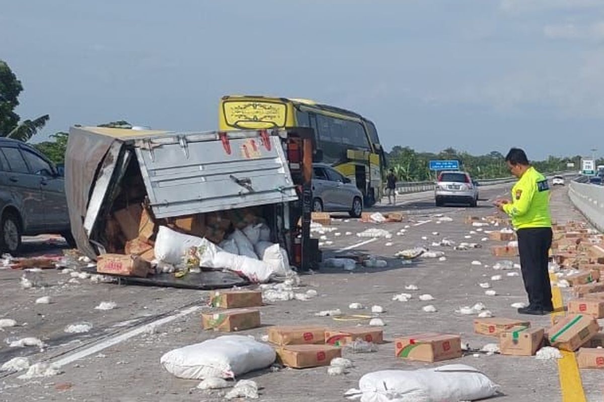 Kecelakaan lalu lintas melibatkan bus dan truk boks di KM 280 + 700 A Ruas Tol Pejagan-Pemalang, masuk wilayah Adiwerna, Kabupaten Tegal, Jawa Tengah, Minggu (2/7/2023).