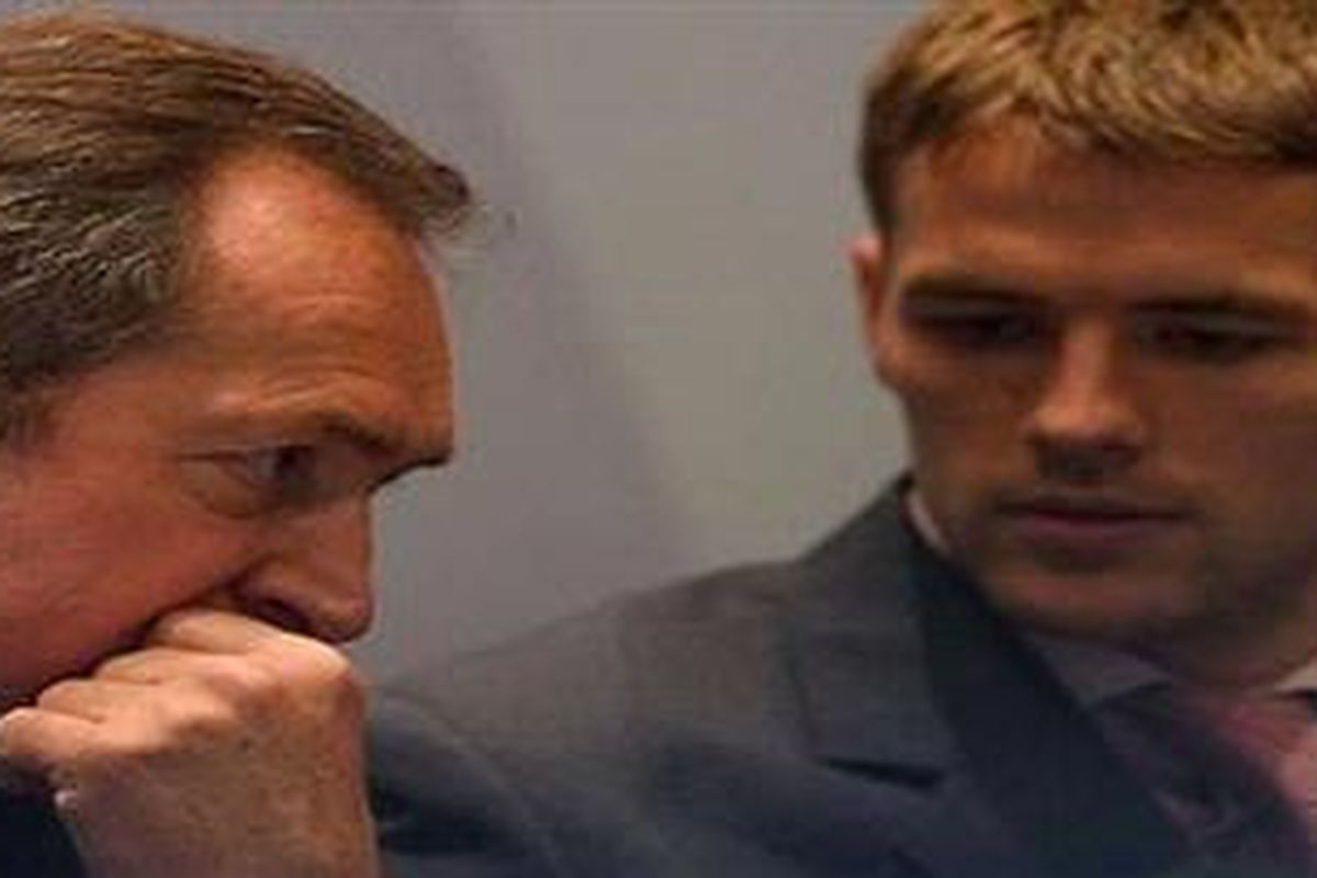 Pelatih Aston Villa, Gerard Houllier (kiri) dan Michael Owen. Mereka mungkin reuni di musim depan.