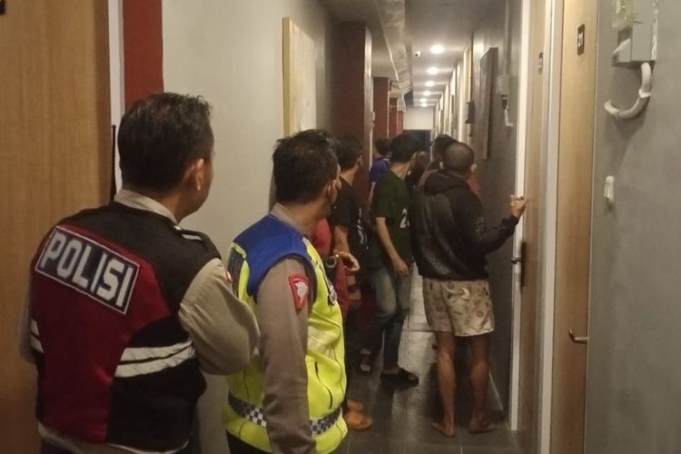 Proses penggerebekan pasangan tidak resmi di sebuah hotel di Surabaya, Minggu (31/3/2024).