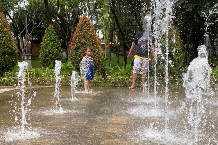 Air mancur di Taman Kota Cattleya, Palmerah, Jakarta Barat, Jumat (31/3/2023). 