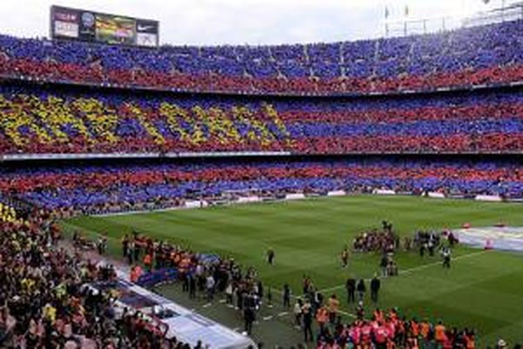 Mozaik suporter Barcelona di Camp Nou saat merayakan pesta juara La Liga, Sabtu (23/5/2015). 
