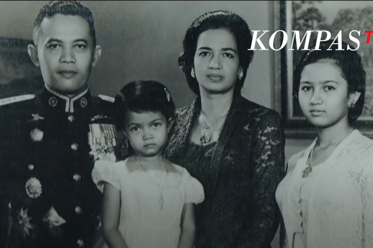 Foto keluarga Jenderal AH Nasution bersama istri dan kedua anaknya. Putri bungsunya, Ade Irma Suryani turut tewas dalam peristiwa G30S. Saat itu Ade baru berusia 5 tahun.