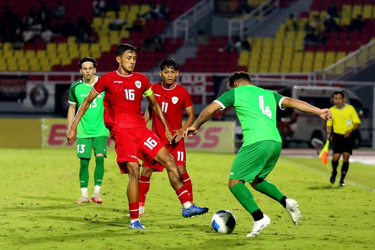 Pemain Timnas U20 Indonesia Dony Tri Pamungkas saat menjaga pemain Suriah laga kedua turnamen internasional U20 Challenge Series 2025 yang berakhir dengan skor 0-2 di Stadion Gelora Delta Sidoarjo, Senin (27/1/2025) malam.