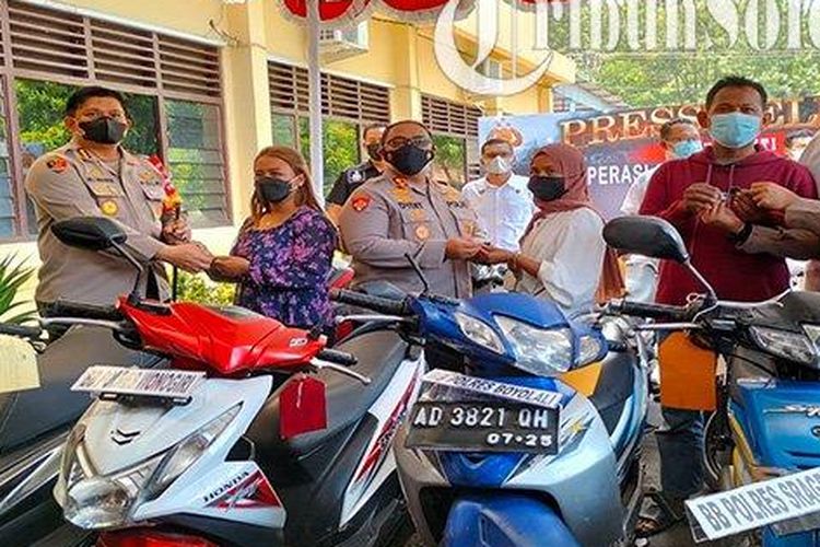 Kapolresta Solo, Kombes Pol Ade Safri Simanjuntak, menyerahkan sejumlah motor yang disita dari pelaku curanmor dihadirkan di Mapolresta Solo, Selasa (2/11/2021). 
