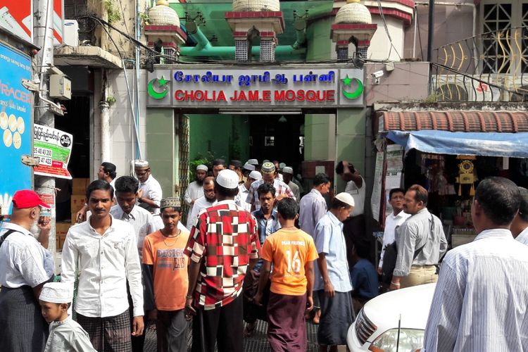 
Para lelaki muslim Burma dari segala umur memenuhi masjid Cholia Jame di pusat kota Yangon sewaktu shalat Jumat, September 2017. 
