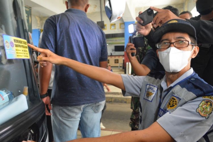 Penerapan one gate system atau sistem satu pintu pada bus yang datang.