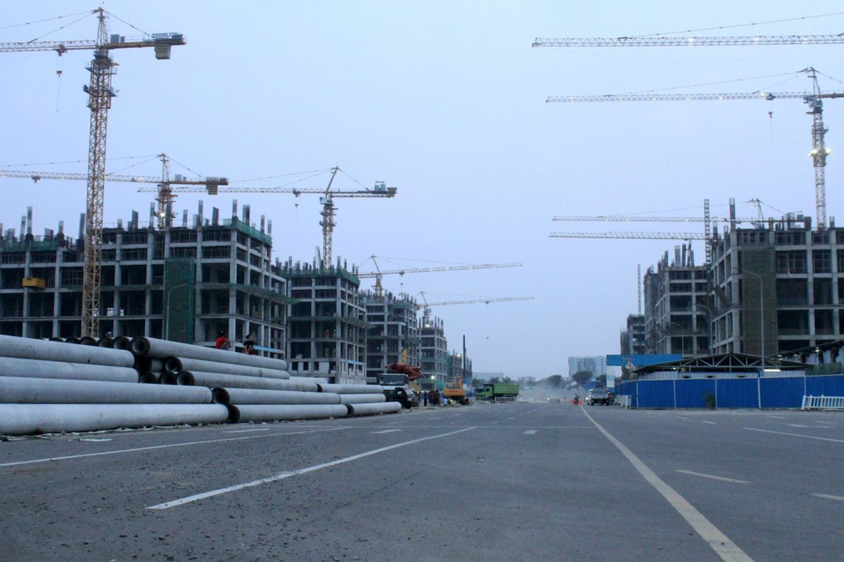 Pekerja beraktivitas di kawasan proyek pembangunan Apartemen Meikarta, di Cikarang, Kabupaten Bekasi, Jawa Barat, Senin (15/10). Wakil Ketua KPK Basaria Panjaitan menyatakan menjaring operasi tangkap tangan pejabat Dinas PUPR Kabupaten Bekasi dan rekanan mitra kerja terkait kasus dugaan suap perizinan proyek properti Meikarta, dengan total barang bukti sekitar Rp 1 miliar dalam bentuk Dolar Singapura dan Rp 500 juta. ANTARA FOTO/Risky Andrianto/18