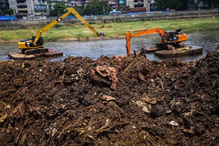 Pekerja mengeruk lumpur menggunakan ekskavator di Kanal Banjir Barat (KBB) sungai Ciliwung di Tanah Abang, Jakarta Pusat, Senin (11/9/2017). Pengerukan lumpur dilakukan untuk memperlancar aliran air sungai serta mengantisipasi datangnya musim hujan yang mengakibatkan banjir yang kerap terjadi di Jakarta.