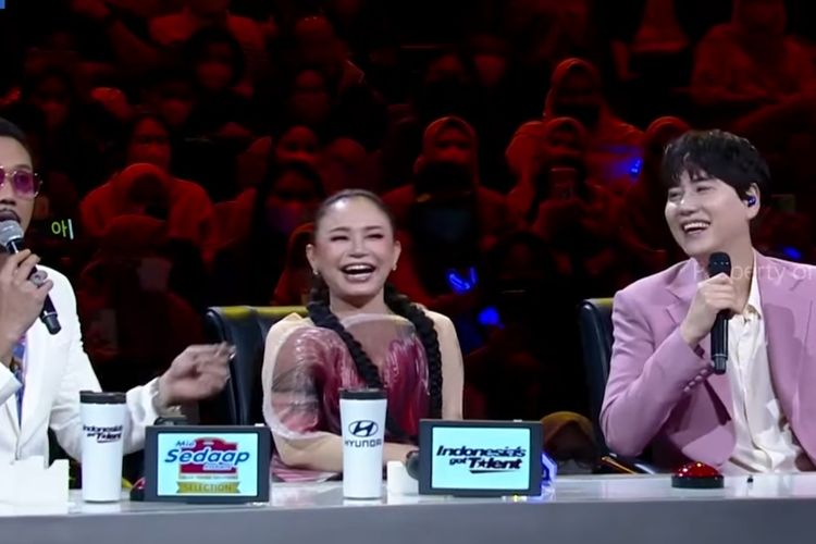 Saat di penghujung acara Indonesia?s Got Talent, Kyuhyun tampak duduk di samping Rossa di kursi juri.