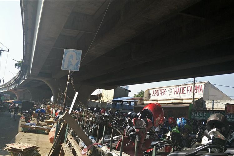 Lahan parkir di fly over Jalan Arief Rachman Hakim, Depok, Kamis (18/7/2019).