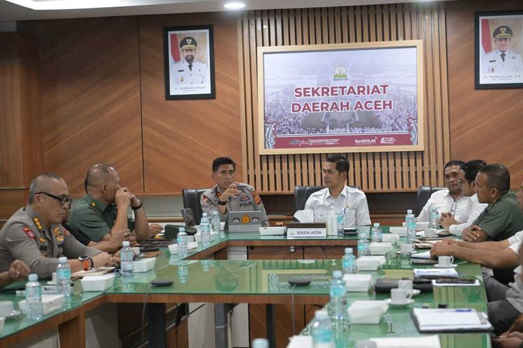 Sekretaris Daerah Aceh, M.Nasir, bersama Kapolda dan perwakilan Kajati menggelar rapat teknis penertiban tambang ilegal di Aceh.