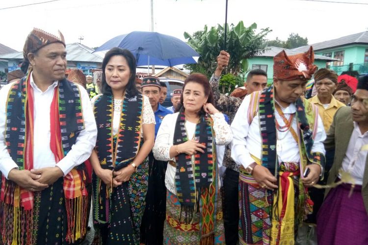 Benny Kabur Harman dan Benny Alexander Litelnoni yang didampingi istri masing-masing, saat berada di Ruteng, Kabupaten Manggarai, Nusa Tenggara Timur (NTT) Sabtu (27/1/2018)