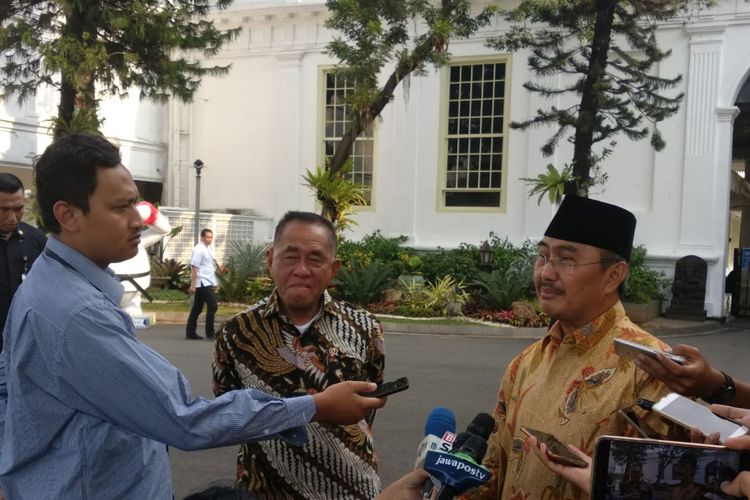 Ketua Dewan Gelar Ryamizard Ryacudu dan Wakil Ketua Dewan Gelar Jimly Asshiddiqie saat menyerahkan beberapa nama calon penerima gelar pahlawan nasional tahun ini kepada Presiden Jokowi di Istana Merdeka, Jakarta, Kamis (1/11/2018).