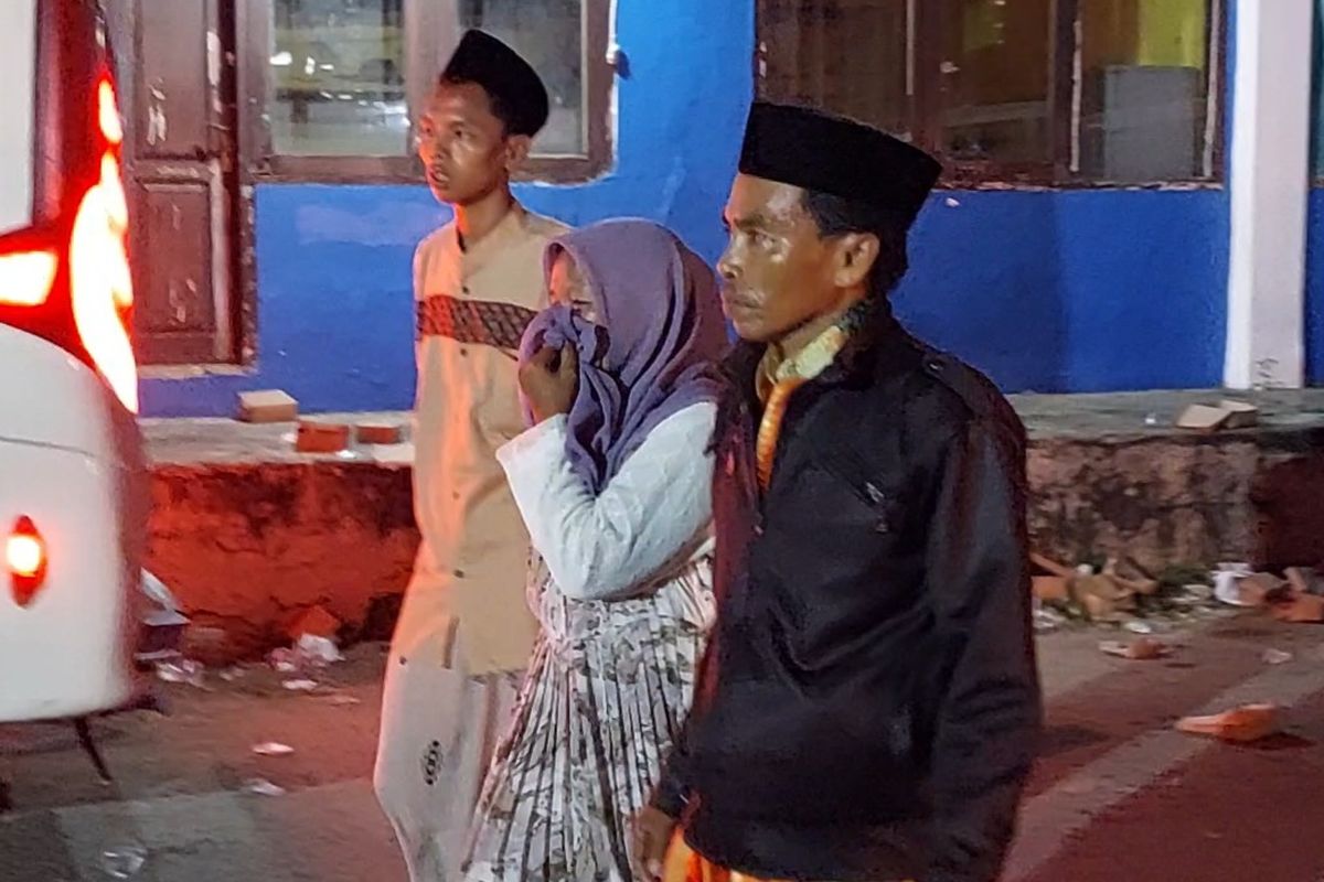 Omyani dan Marhatim saat mengantar bapaknya, Mardikan, dengan mobil ambulans. 