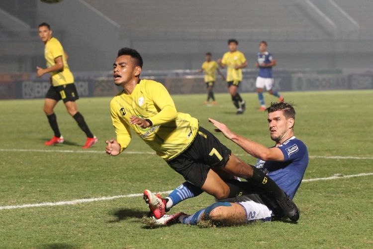 Penampilan bek Persib Bandung, Nick Kuipers, dalam laga Liga 1 melawan Barito Putera di Stadion Indomilk Arena, Tangerang, Banten, Sabtu (4/9/2021).