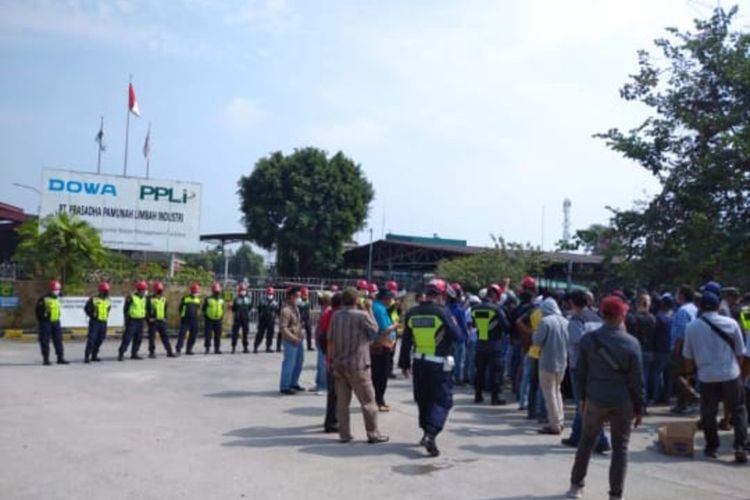Ratusan warga yang terdampak bau menyengat kembali berunjuk rasa ke pabrik pengolahan limbah PT Prasadha Pamunah Limbah Industri (PPLI) di Jalan Raya Narogong, Nambo, Kecamatan Klapanunggal, Kabupaten Bogor, Jawa Barat, Sabtu (20/3/2021).