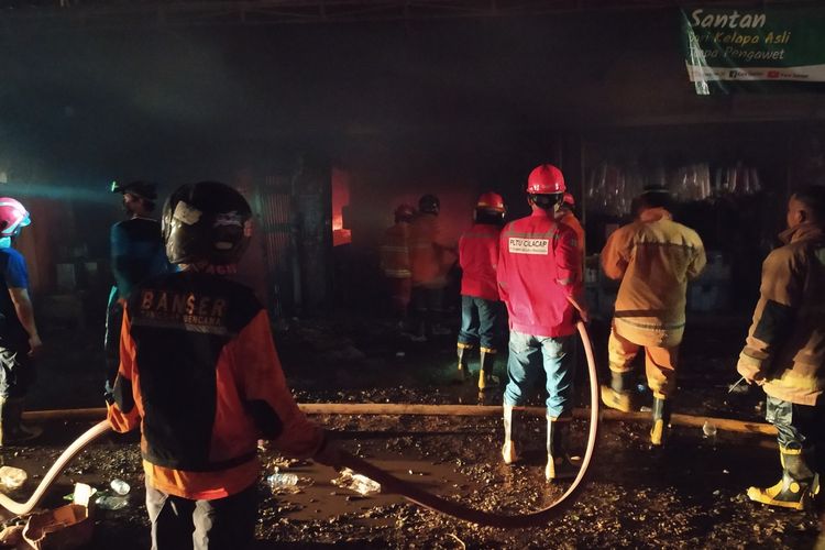 Petugas Damkar bersama relawan berupaya memadamkan api yang membakar Pasar Kroya, Kabupaten Cilacap, Jawa Tengah, Kamis (23/12/2021).