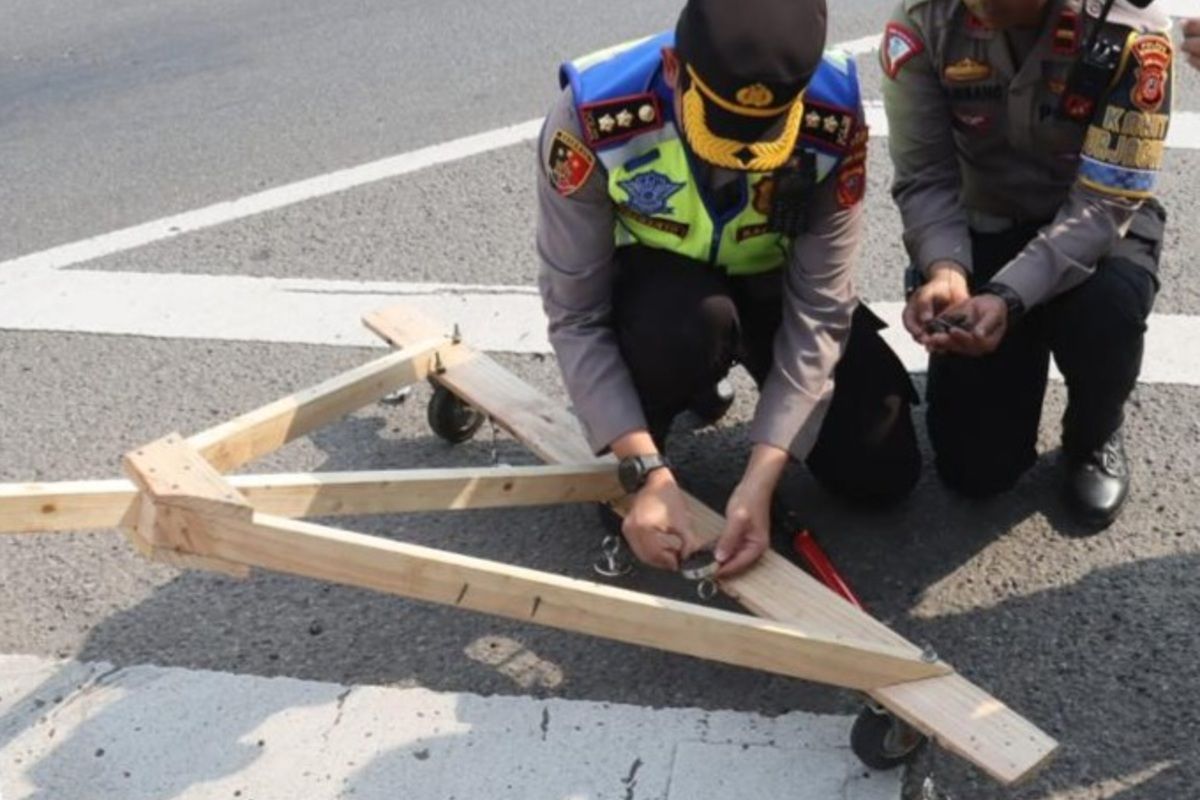 Kapolres Karawang AKBP Wirdhanto Hadicaksono saat penyisiran ranjau paku di jalan tol Jakarta-Cikampek wilayah Karawang, Sabtu (15/3/2023).