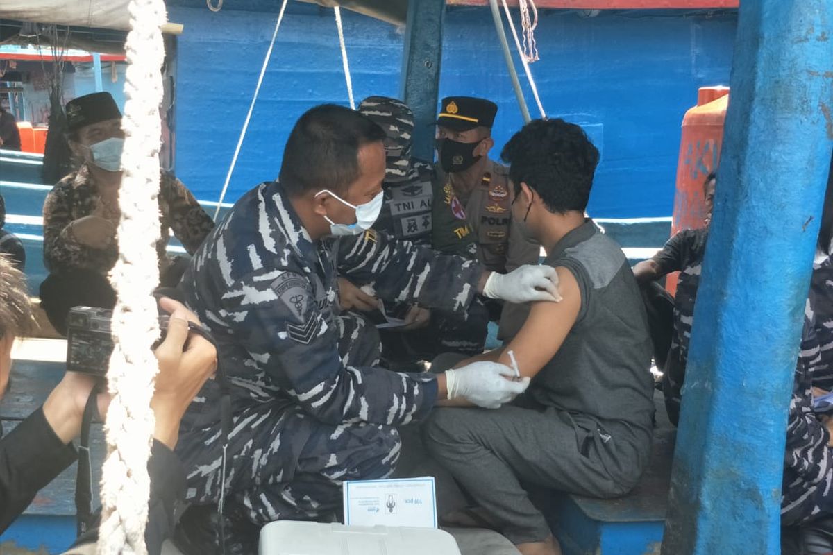 Nelayan di Pelabuhan Muara Angke Penjaringan, Jakarta Utara menjalani vaksinasi di atas kapal pada Rabu (22/9/2021).