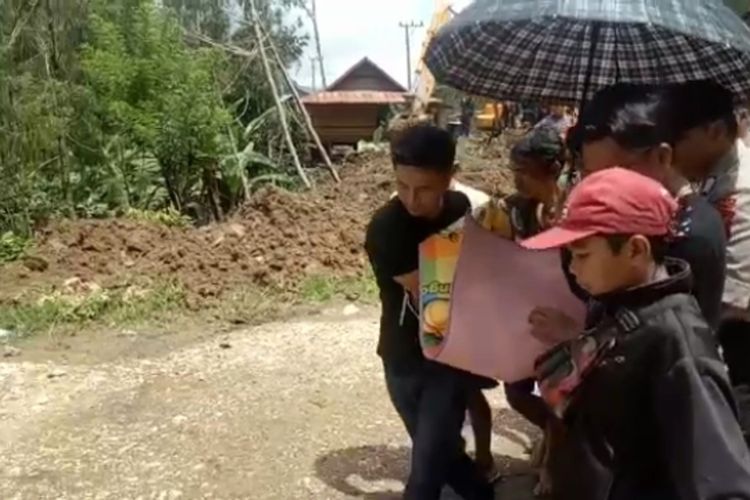 Korban bencana alam longsor di Lembang Leppan, Kecamatan Malimbong Balepe,  Tana Toraja, Sulawesi Selatan dievakuasi warga dan petugas Kepolisian Polsek Saluputti pada Senin (25/02/2020) hingga kini tim satgas bencana masih bertugas di lokasi, Selasa (25/02/2020),