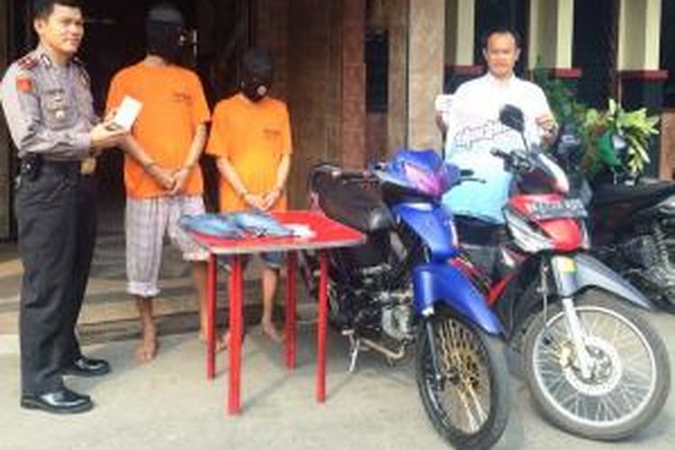 Kapolsekta Medan Kota Kompol Ronald F Sipayung di dampingi Kanit Reskrim AKP Martualesi Sitepu memperlihatkan tersangka jambret dan pencuri motor. 