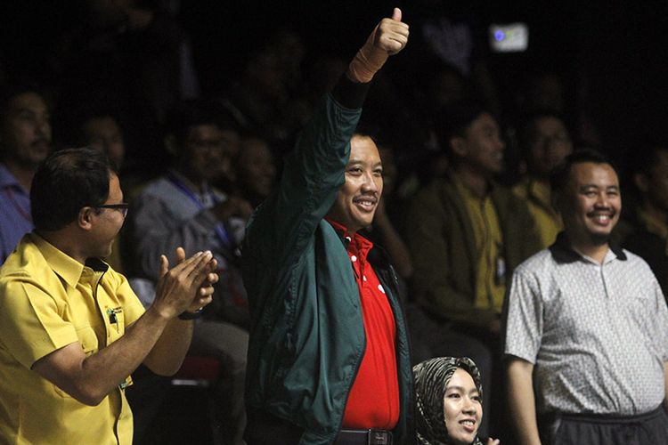 Menteri Pemuda dan Olahraga Imam Nahrowi (tengah), saat menyaksikan laga tim voli putra Indonesia melawan Qatar di GOR Tri Dharma, Gresik, Rabu (26/7/2017).