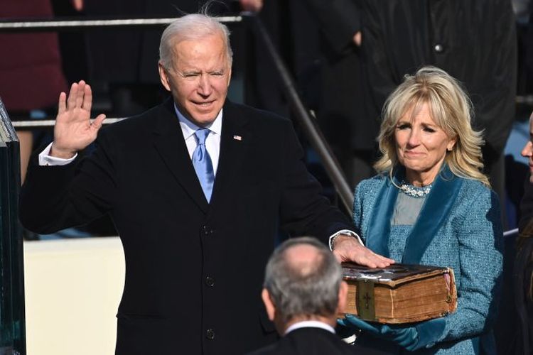 Joe Biden dilantik menjadi Presiden ke-46 Amerika Serikat (AS) pada Rabu (20/1/2021) di Gedung Capitol, Washington DC, AS. Biden menjadi AS tertua yang ketika memulai masa jabatannya. 