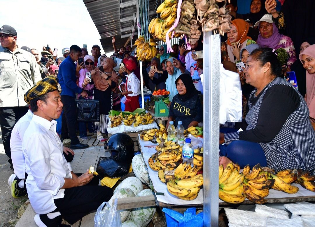 Momen Jokowi Bersimpuh Sambil Makan Pisang Saat Kunjungi Pasar di Sultra 