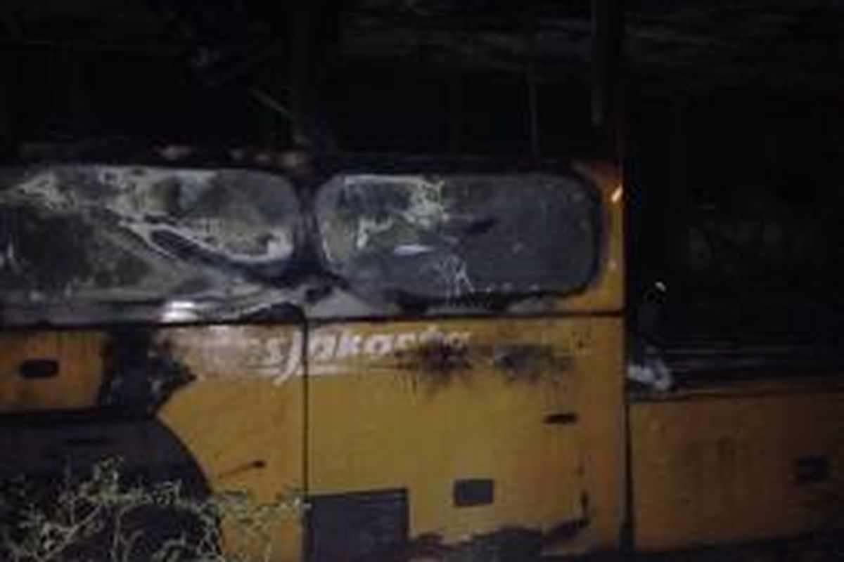 Salah satu dari 18 bus Transjakarta yang terbakar di pul bus PT Trans Batavia, Rawa Buaya, Jakarta Barat, Selasa (1/9/2015) malam. 