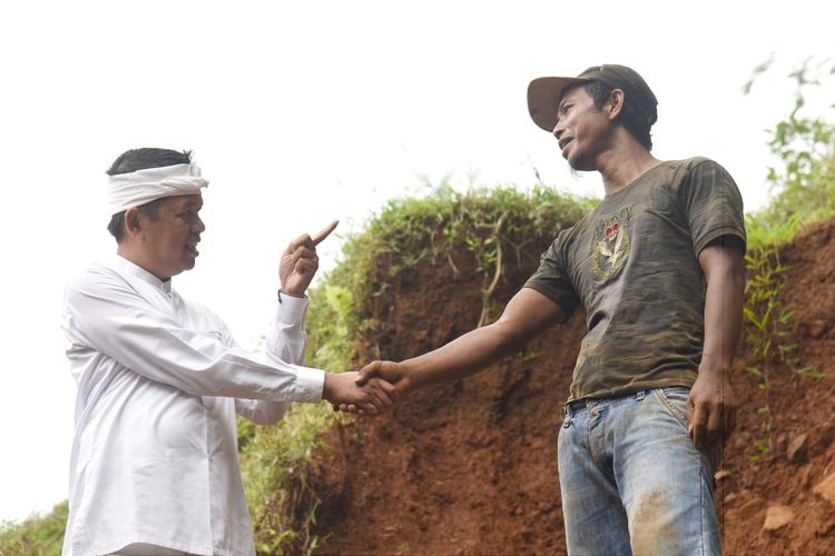 Wakil Ketua Komisi IV DPR Dedi Mulyadi bersalaman dengan Furqon setelah dilobi agar menghentikan penambangan batu di Garut, Sabtu (1/8/2022).