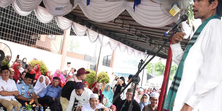Ustaz kondang Abdul Somad hadir di acara tabligh akbar dan peresmian Rumah Thafidz Al Quran yang digelar Yayasan Islamic Center Garuda di Jalan Gelora Medan, Kamis (16/11/2017). 