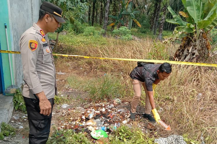 Polisi melakukan olah TKP pada kasus pembunuhan seorang wanita di Desa Pancuran Gading, Kecamatan Tapung, Kabupaten Kampar, Riau, Jumat (13/10/2023).