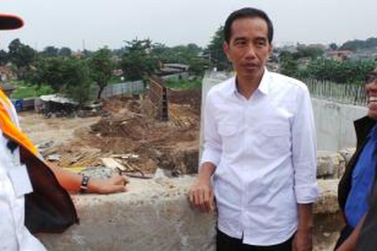 Gubernur DKI Jakarta Joko Widodo meninjau lokasi pembangunan Jakarta Outer Ring Road West 2 di Jakarta Barat, Kamis (19/12/2013).