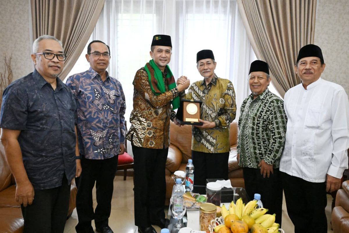 Menteri Transmigrasi M Iftitah Sulaiman Suryanagara saat bertemu dengan pimpinan Pengurus Besar Mathla'ul Anwar di Serang, Banten pada Kamis (11/9/2025) lalu.
