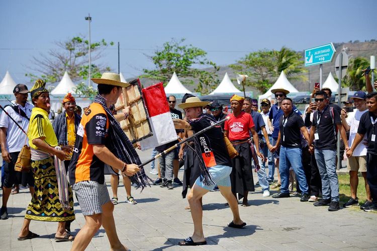 Momen para pebalap MotoGP Mandalika mencoba kegiatan olahraga Presean, di Pantai Kuta Mandalika, Lombok Tengah Kamis (12/10/2023)