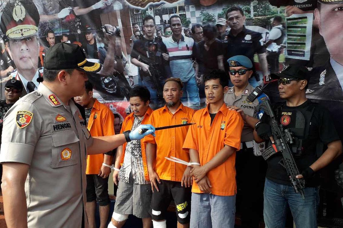 Polisi Resor Jakarta Barat bersama empat tersangka kerusuhan dan penjarahan senjata Brimob pada 22 Mei 2019. 