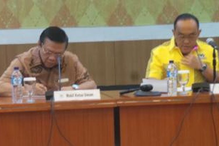 Ketua Umum DPP Golkar Aburizal Bakrie (kanan) dan Wakil Ketua Umum DPP Golkar Agung Laksono (kiri) dalam rapat pleno di Kantor DPP Golkar, Jakarta Barat, Kamis (13/11/2014) malam.