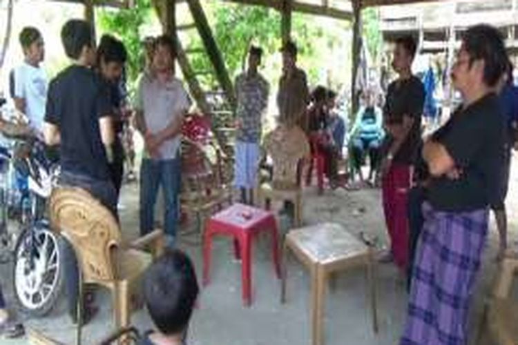 Rumah Syarifuddin di Polewali Mandar, Sulawesi Barat, didatangi para pelayat, Jumat (4/11/2016).