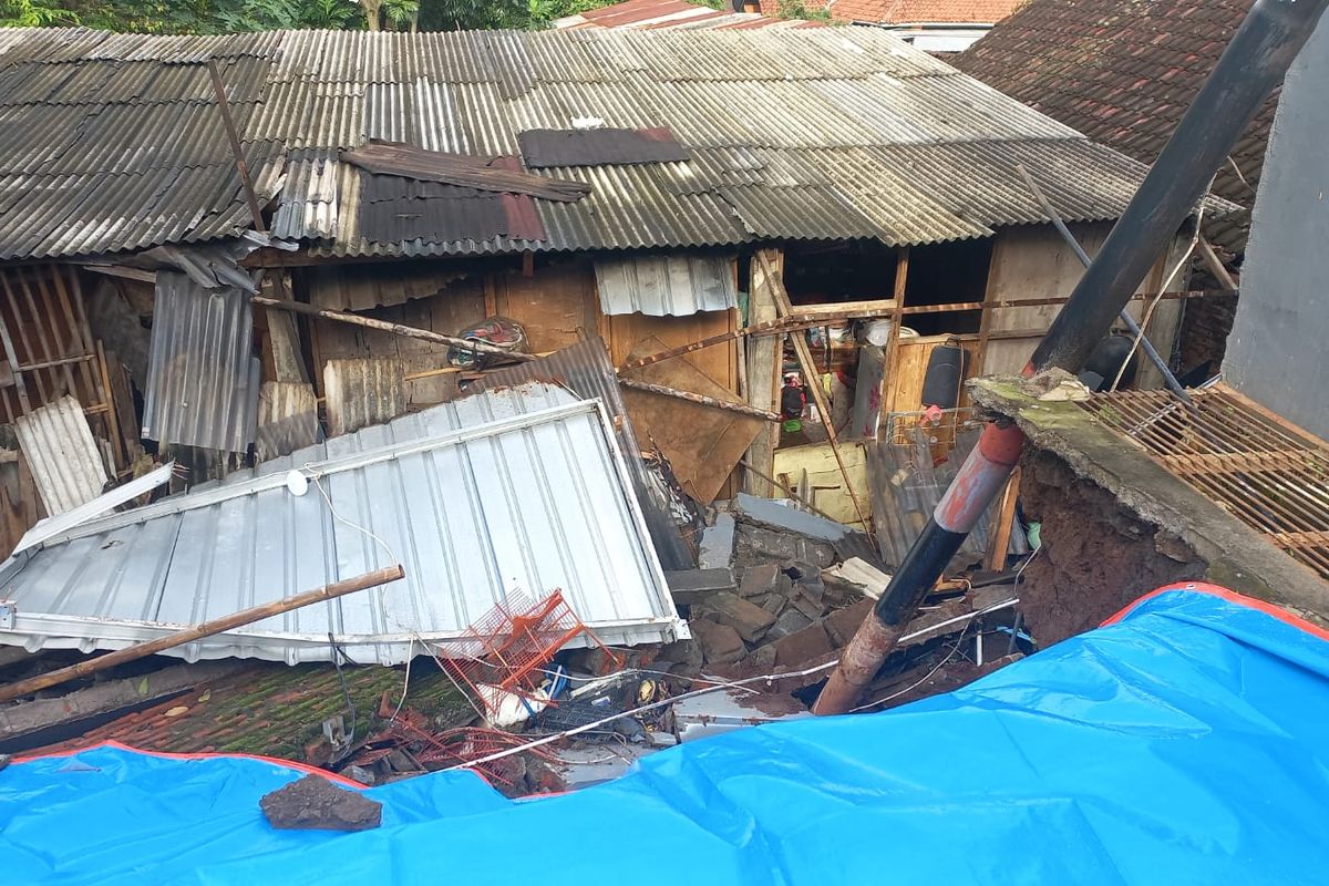 Hujan Deras, Tembok Perumahan di Ungaran Ambrol Timpa Rumah Warga