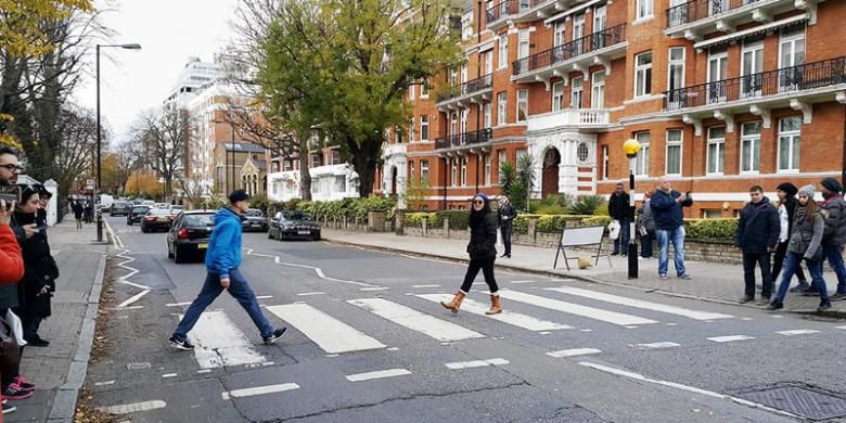 Para pelancong dari berbagai negara menjadikan tempat penyeberangan di Abbey Road ini sebagai tempat foto. Di tempat ini, The Beatles membuat salah satu cover albumnya. 
