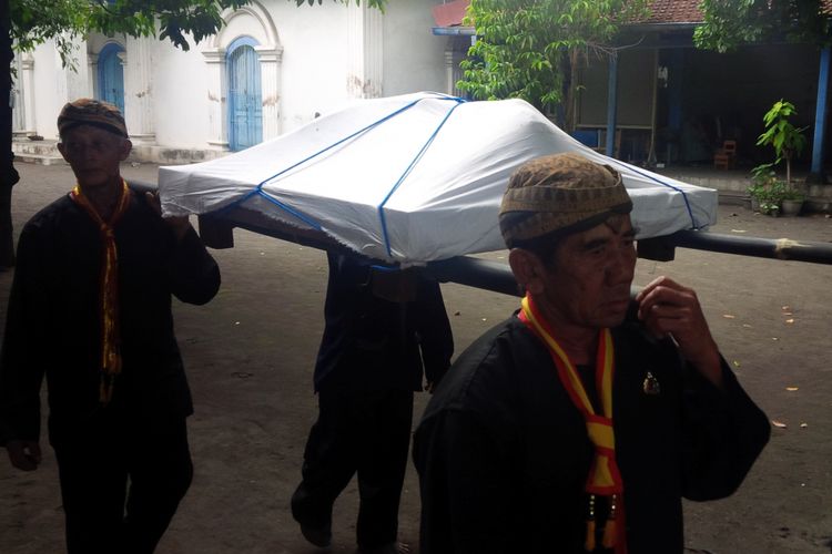 Kepala kerbau dikirab dari Keraton Surakarta menuju pendapa pagelaran Keraton Surakarta dalam upacara Mahesa Lawung di Solo, Jawa Tengah, Senin (7/1/2019).
