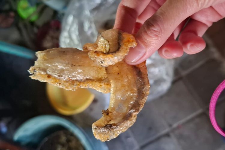 Sirip ikan tuna yang dulu tak bernilai diolah Saropah menjadi kerupuk bernilai ekonomi. Namun, cuaca tak tentu masih jadi penghambat usahanya.