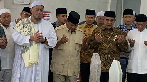 Prabowo Ziarah ke Makam Habib Kwitang di Jakpus