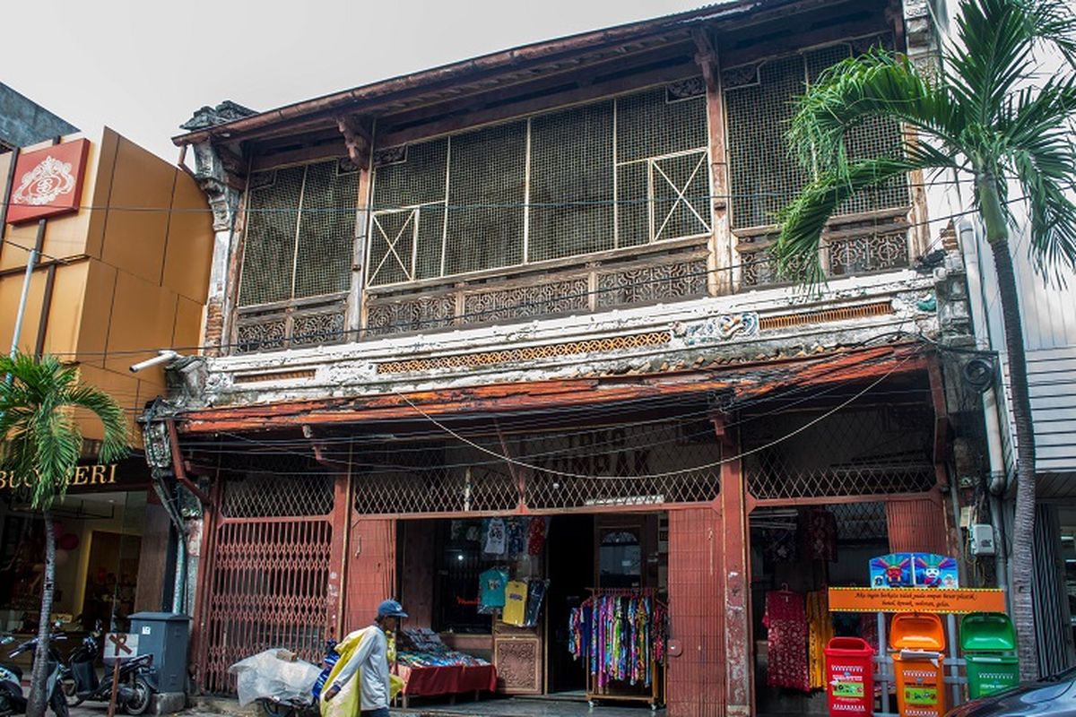 Sebelum berubah menjadi Toko Kompak, bangunan tersebut memiliki nama Sin Siong Bouw dan pernah dijadikan tempat tinggal oleh Mayor Tio Tek Ho, Pasar Baru, Jakarta, Sabtu (11/1/2020).