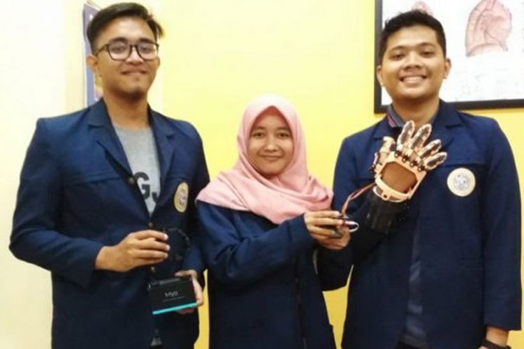 Afni Unaizah dan timnya menciptakan F-ONE (Finger Eksoskeleton portable) alat bantu gerak jari tangan berbasis sinyal otot sebagai rehabilitasi pasca stroke. 