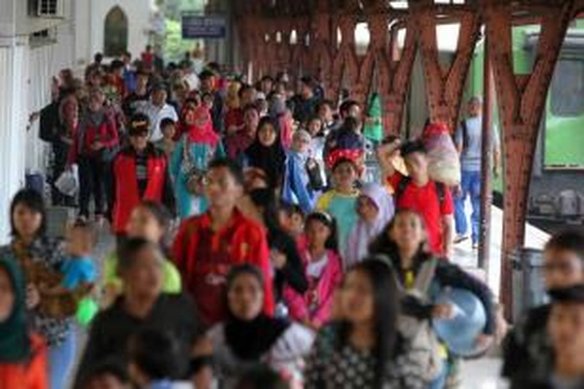 Pemudik dari Yogyakarta mulai berdatangan kembali ke Jakarta menggunakan Kereta Fajar Utama di Stasiun Senen, Sabtu (2/8/2014). Dinas Perhubungan memprediksi arus balik mudik akan mencapai puncaknya pada 2-3 Agustus, menyusul dimulainya aktivitas kerja pada 4 Agustus.